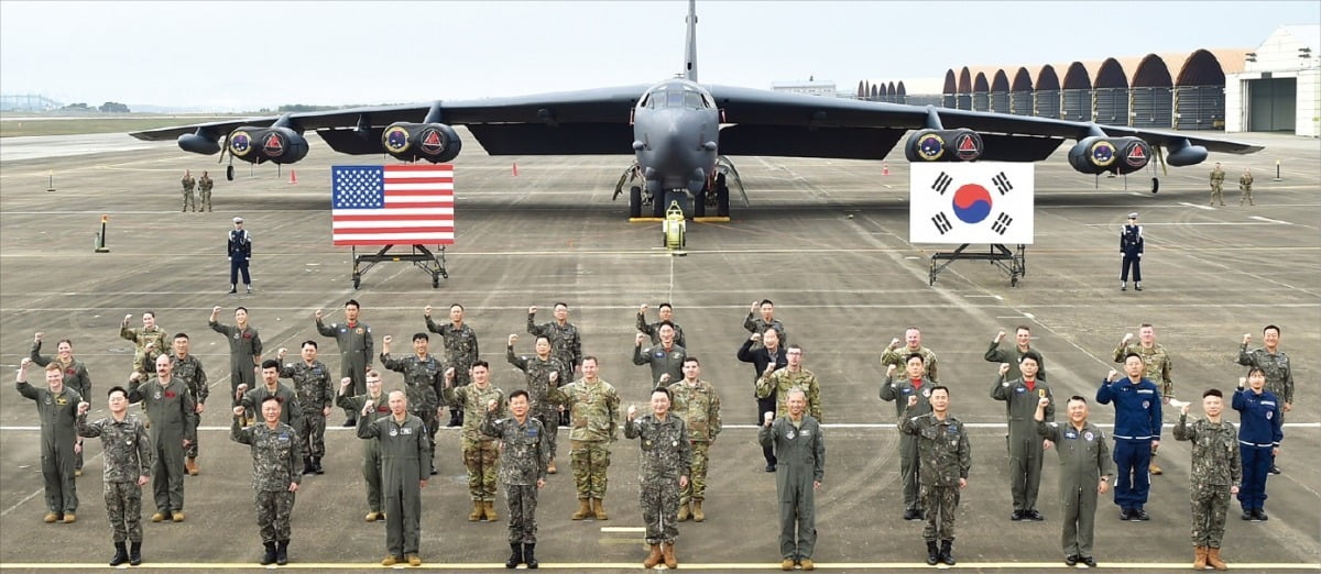 [포토] 韓 공군기지 첫 착륙한 美 B-52
