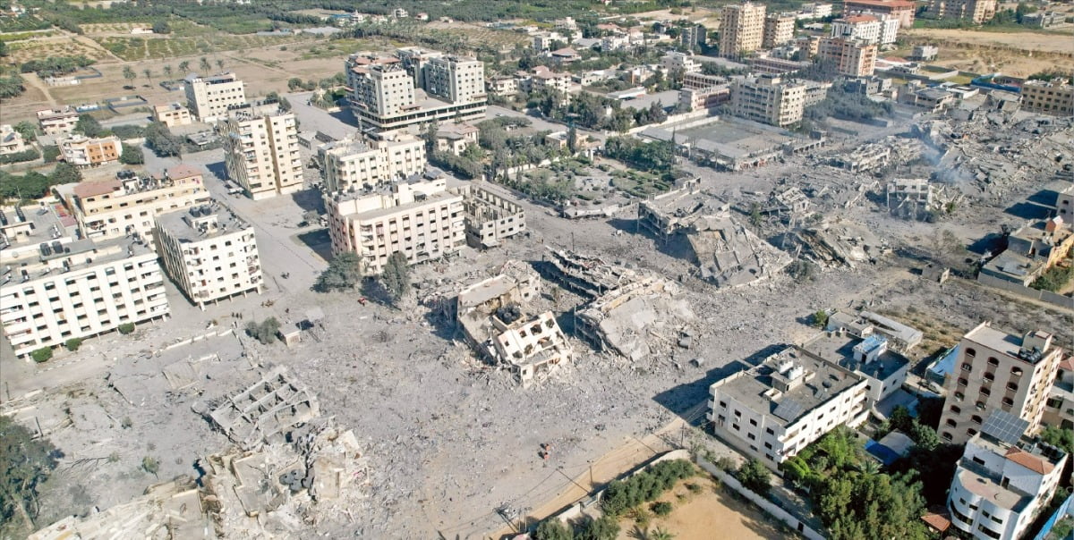 < 공습으로 폐허 된 가자시티 > 21일(현지시간) 이스라엘 공습으로 가자시티 남부 자흐라 곳곳의 건물이 파괴됐다. 22일 팔레스타인 가자지구 보건당국은 지난 7일 이스라엘과 하마스 간 무력 충돌이 시작된 이후 가자지구에서 최소 4651명이 숨지고 1만4245명이 다쳤다고 발표했다. 로이터연합뉴스 