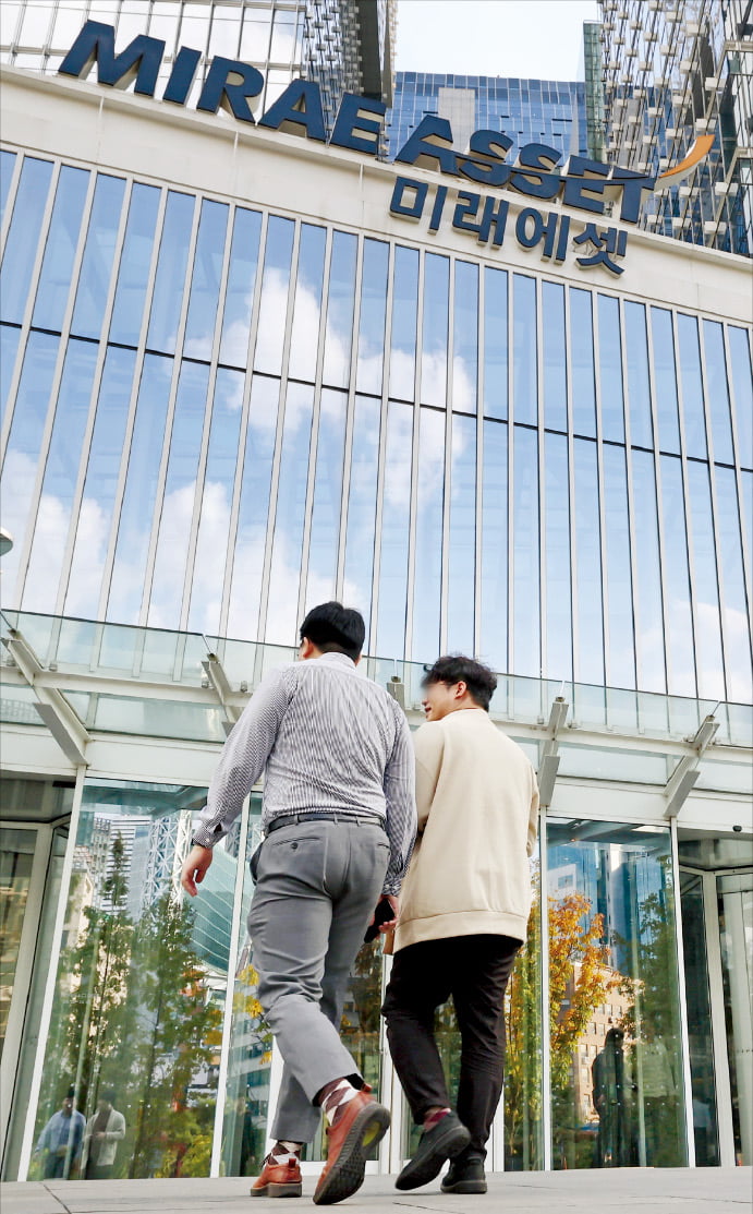 미래에셋증권 직원들이 23일 서울 을지로에 있는 미래에셋증권 본사인 센터원 빌딩으로 들어가고 있다.  강은구 기자 