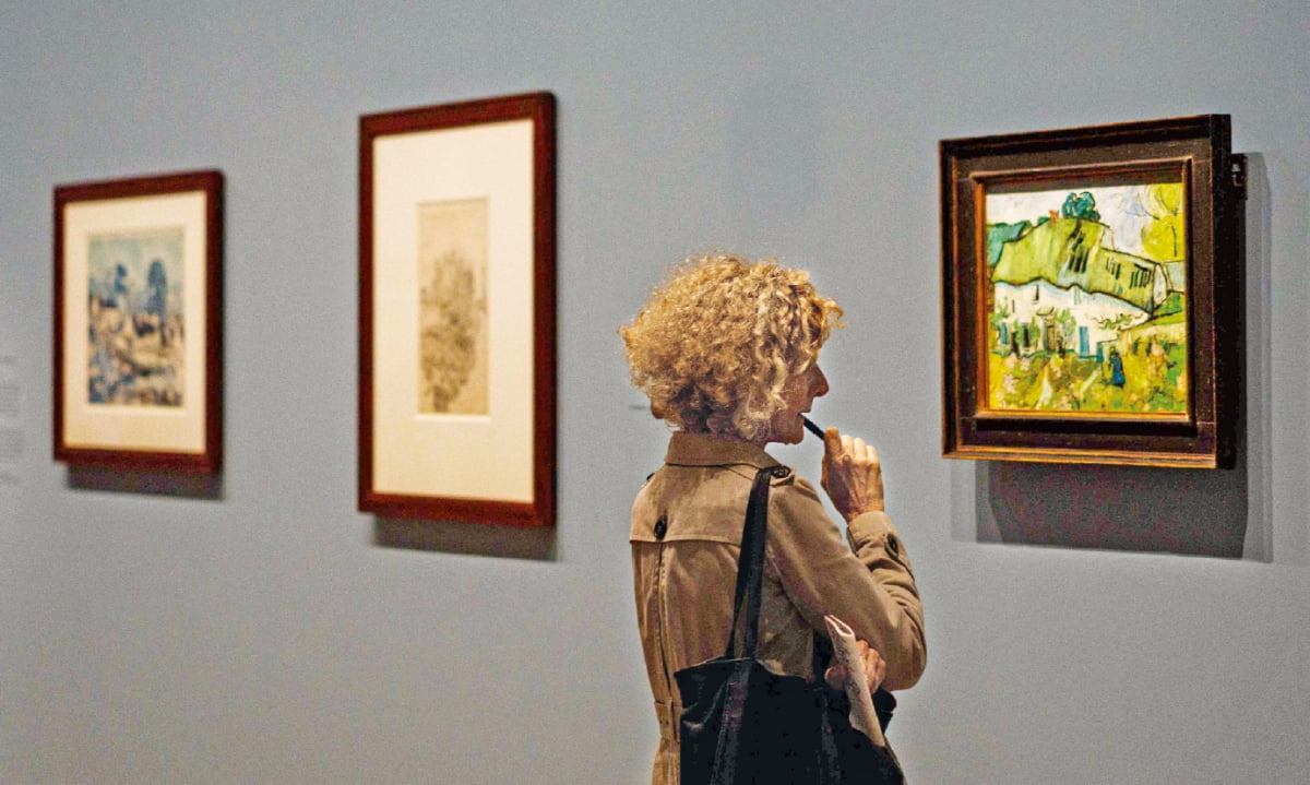 관람객이 파리 오르세미술관에서 열린 반 고흐 회고전의 작품을 감상하고 있다.  