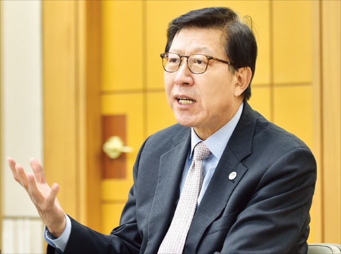 박형준 부산시장이 25일 집무실에서 초박빙 승부로 예상되는 엑스포 개최지 결정 전략을 설명하고 있다.  /부산시 제공 