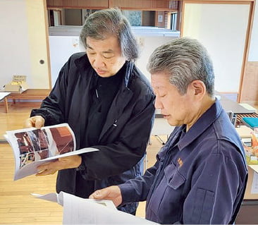 일본에 대피소를 짓기 위해 회의하는 반 시게루(왼쪽). 