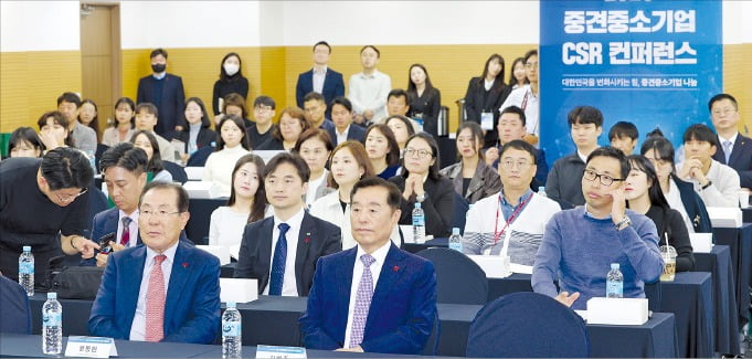 김병준 사랑의열매 사회복지공동모금회장(앞줄 오른쪽)은 25일 서울 사랑의열매 회관에서 ‘2023 중견중소기업 CSR 콘퍼런스’를 열었다. 윤동한 한국콜마홀딩스 회장(앞줄 왼쪽) 등 나눔 활동에 관심이 많은 중견·중소기업 관계자 100여 명이 참석했다.  /임대철 기자 