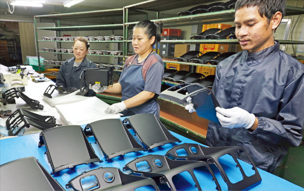 26일 경기 화성의 자동차 부품 특수도장 업체 에이테크에서 태국인 아피쳇 손탓텐(오른쪽) 등 외국인 근로자들이 제품을 점검하고 있다.  화성=임대철 기자 