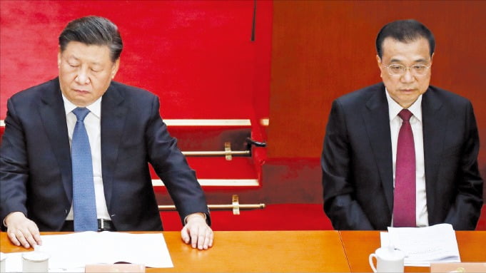 지난 3월 베이징 인민대회당에서 열린 중국인민정치협상회의에 참석한 시진핑 국가주석(왼쪽)과 리커창 전 국무원 총리.  /EPA연합뉴스 