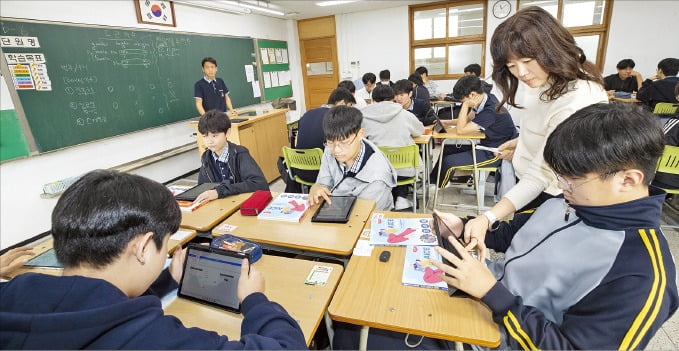 상인천중학교 학생들이 ‘AICE 주니어’ 교육 프로그램에 참여하고 있다.  /KT 제공 