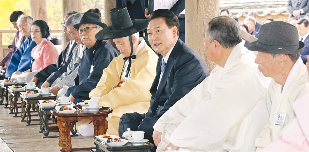 < 병산서원 유림 만난 尹 > ‘탕평 정신’ 강조 윤석열 대통령이 27일 경북 안동 병산서원에서 열린 유림간담회에 참석해 발언하고 있다. 이번 방문은 윤 대통령이 당선인 신분이던 지난해 4월 첫 지방 행보로 안동을 찾은 지 1년 반 만이다.  /김범준 기자 