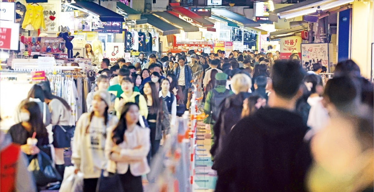 [포토] ‘핼러윈’ 앞두고…안전펜스 설치한 홍대거리 