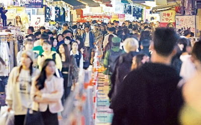  ‘핼러윈’ 앞두고…안전펜스 설치한 홍대거리