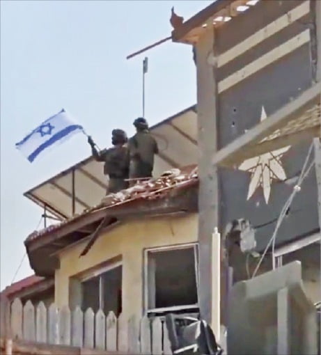 < 18년만에 가자지구서 휘날린 이스라엘 국기 > 29일(현지시간) 이스라엘 방위군(IDF)이 팔레스타인 가자지구 북부에 있는 한 건물에서 국기를 게양하고 있다.     X(트위터) 캡처 