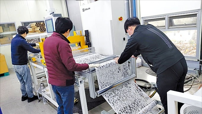 한국섬유개발연구원 연구원들이 포장재 사이에 들어가는 발포수지(접착제)를 만들고 있다.  한국섬유개발연구원 제공 