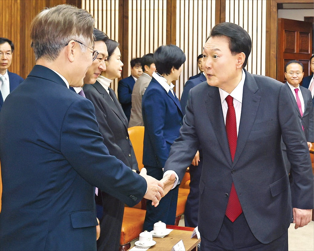 < 이재명과 악수하는 尹대통령 > 윤석열 대통령이 31일 국회에서 2024년도 예산안 관련 시정연설을 하기 전 열린 사전환담에 참석해 이재명 더불어민주당 대표와 인사하고 있다.  김범준 기자 