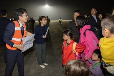 "호의에 감사"…일본인 한국 수송기에 태우자 벌어진 일