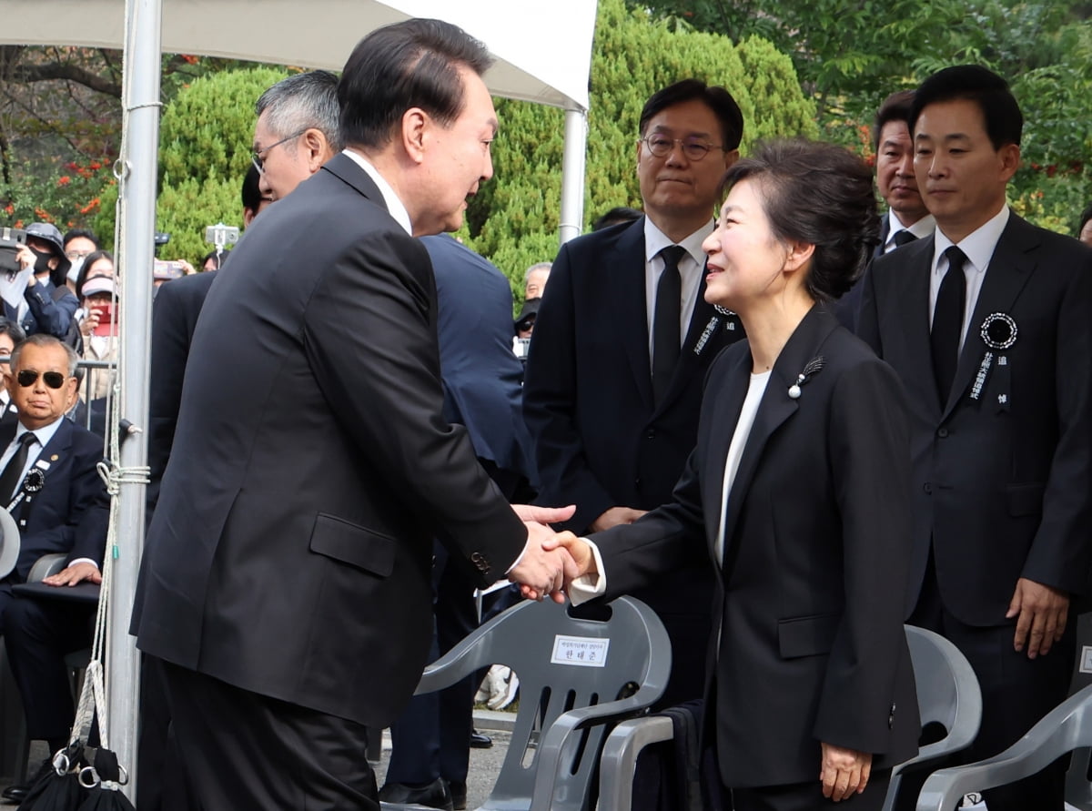 윤석열 대통령이 26일 국립서울현충원에서 열린 박정희 전 대통령 44주기 추도식에서 박근혜 전 대통령과 악수하고 있다. /사진=대통령실 사진기자단, 동아일보 최혁중