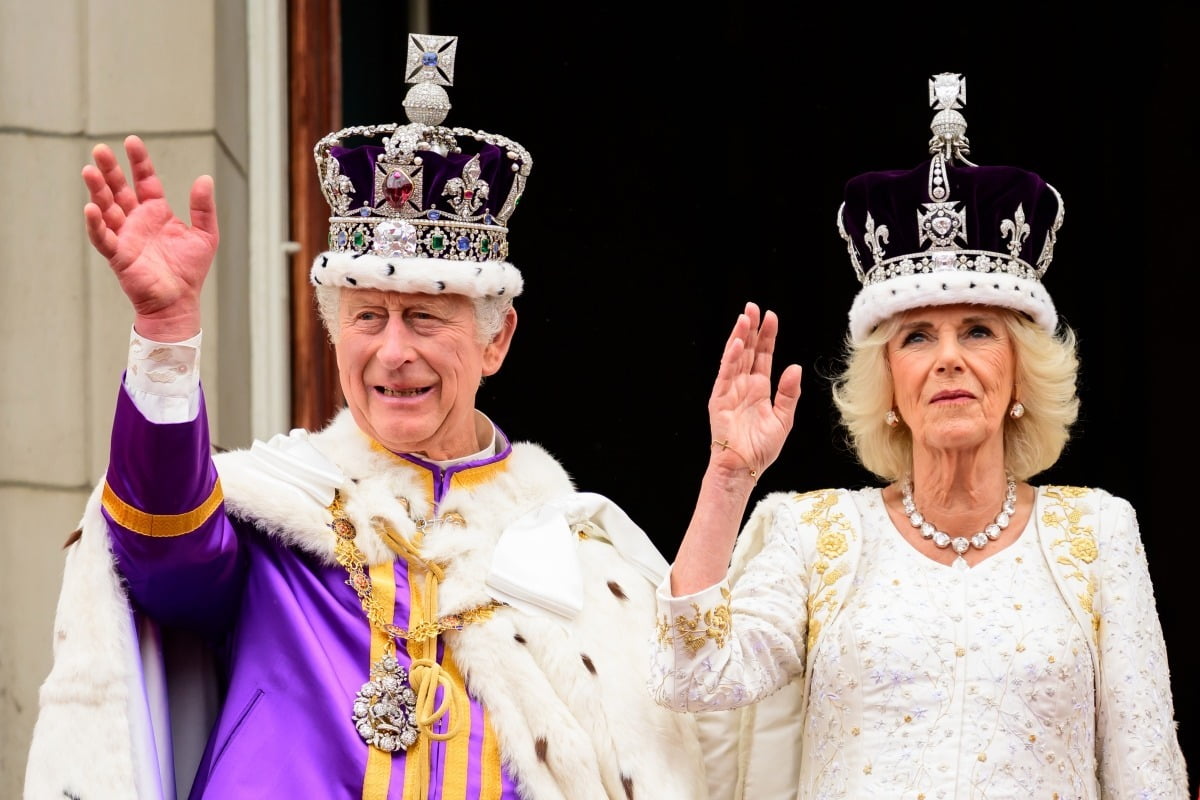 찰스 3세 영국 국왕(왼쪽)과 커밀라 왕비가 5월 6일(현지 시간) 대관식을 마치고 런던 버킹엄궁 발코니에서 시민들을 향해 손을 흔들고 있다. 사진=연합뉴스