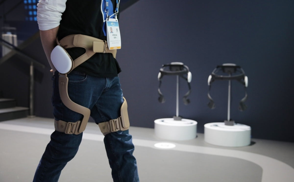 삼성전자는 2019년부터 CES를 통해 웨어러블 로봇 ‘젬스’를 공개해왔다. 2020년 CES 참가자가 젬스를 착용해보고 있다. 사진=연합뉴스