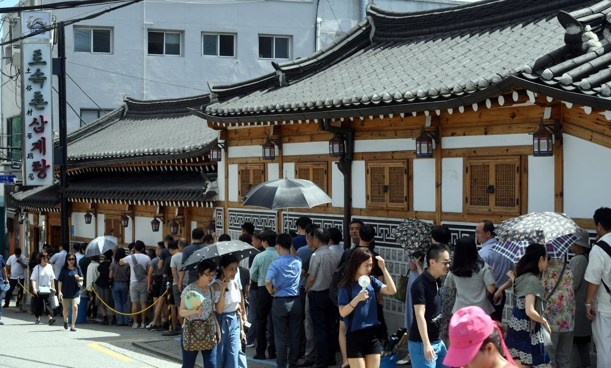 서울 종로구의 토손촌삼계탕이 입장을 기다리는 손님들로 붐비고 있다. 사진=한국경제신문