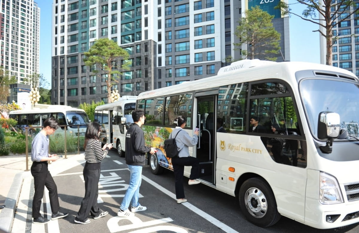 DK아시아가 지난 5일부터 대한민국 첫 번째 리조트도시인 ‘검암역 로열파크씨티’에서 무료 셔틀버스를 운행하고 있다. 사진=DK아시아