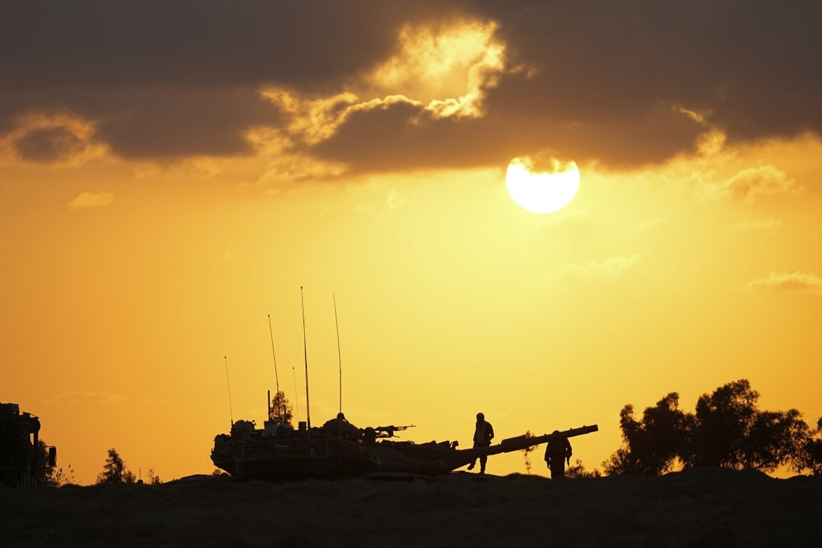 10월 11일 이스라엘 가자지구 국경 근처에서 이스라엘 군인들이 탱크에서 작업하고 있다. 사진=AP·연합뉴스