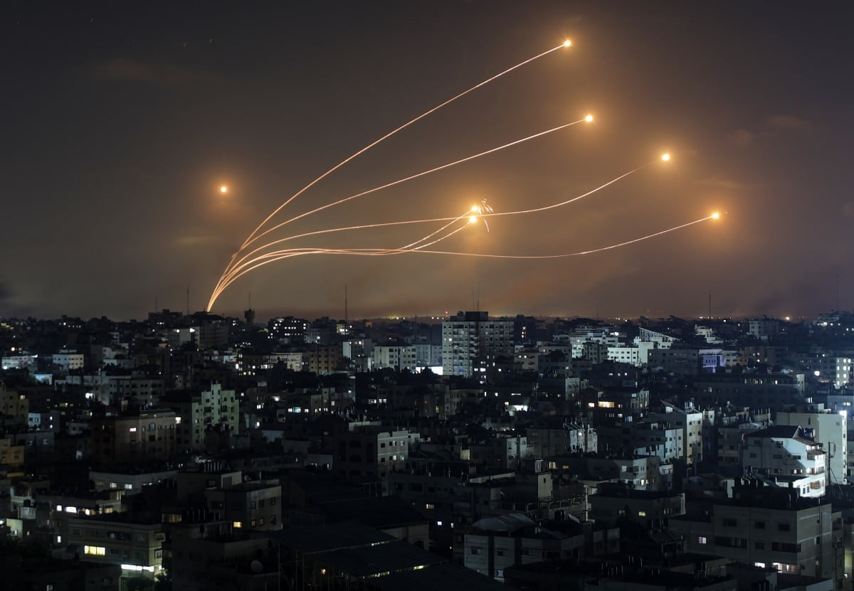 이스라엘 아이언돔이 10월 11일 가자지구에서 발사된 미사일을 요격하고 있다. 사진=EPA·연합뉴스