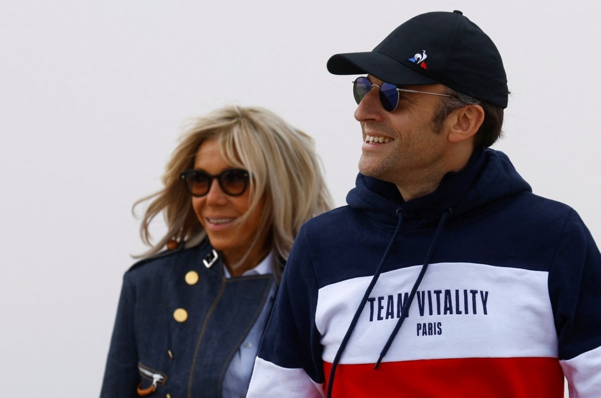에마뉘엘 마크롱 프랑스 대통령과 부인 브리지트 여사가 캐주얼 차림으로 르 투케 해변을 산책하고 있다. 사진=로이터·연합뉴스