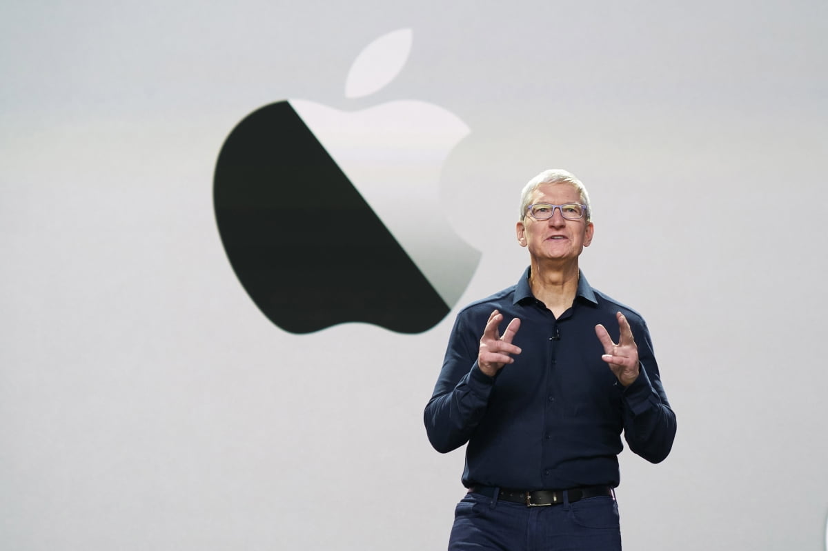 中 아이폰15 판매 부진 겪자...팀 쿡 애플 CEO, 중국 달려가 한 얘기[이주의 한마디] 