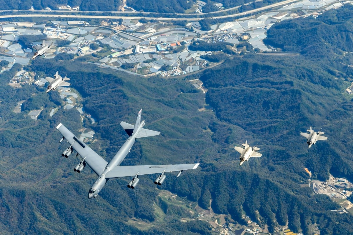 10월 17일 미국 공군의 B-52H 전략폭격기와 한국 공군의 F-35A 전투기들이 한반도 상공에서 한·미 연합공중훈련을 실시하고 있다. 사진=공군 제공