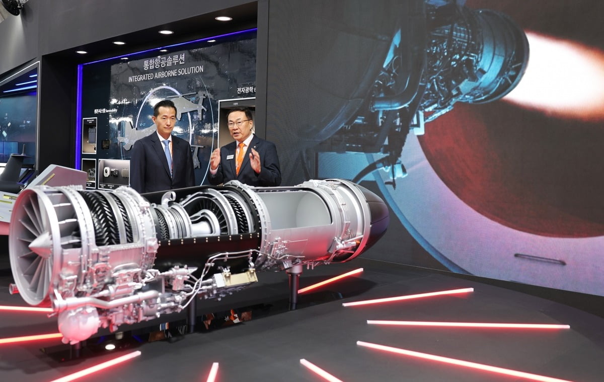 김동관 한화그룹 부회장이 10월 18일 ‘서울 국제항공우주 및 방위산업전시회(ADEX) 2023’을 참관해 한화그룹 부스에서 KF-21의 심장인 F414 엔진을 살펴보고 있다. 사진=한화에어로스페이스