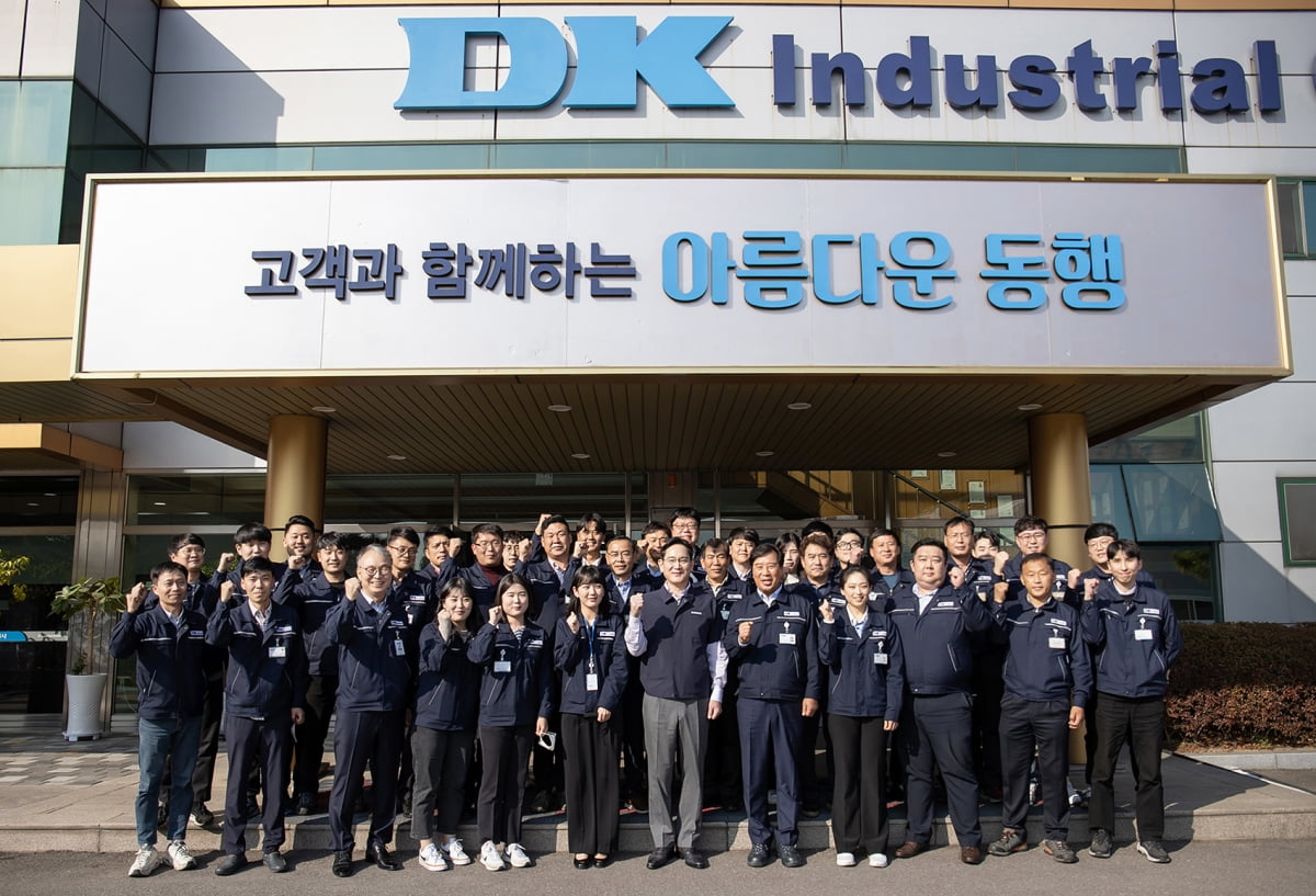 지난 10월 28일 광주광역시에 위치한 삼성전자 협력회사 '디케이'에서 이재용 삼성전자 회장과 디케이 직원들이 기념 사진을 촬영하고 있다