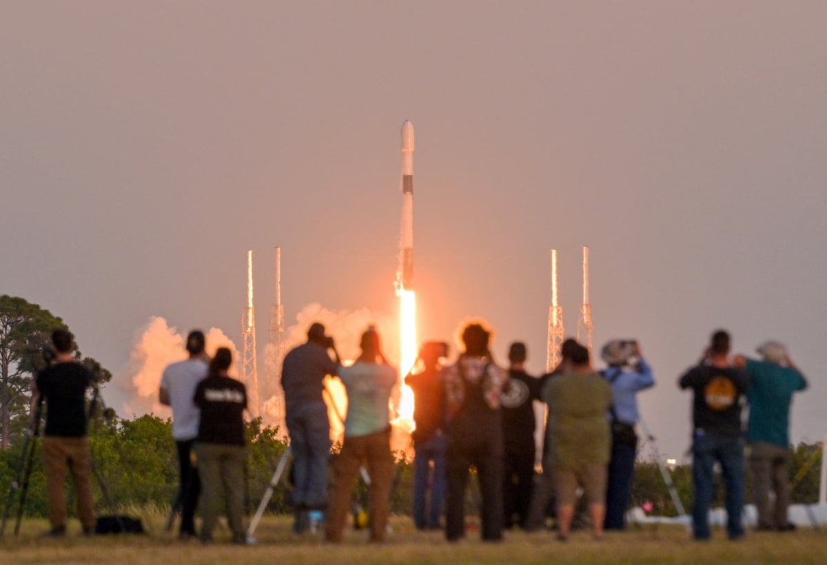 지난 2월 스페이스X의 위성 '스타링크'를 탑재한 '팔콘9' 로켓이 발사되고 있다./연합뉴스