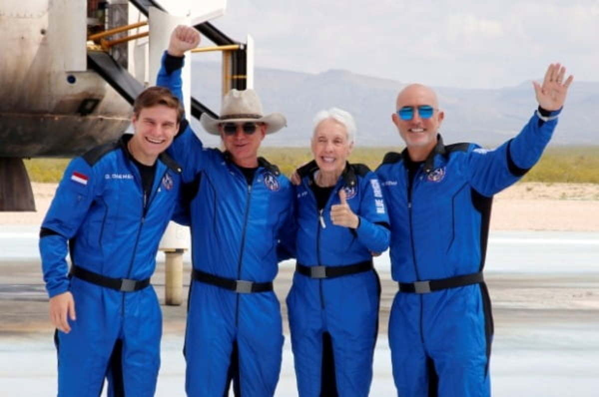  제프베이조스 아마존 창업자는 2021년 자신이 설립한 우주 개발회사 블루 오리진의 '뉴 셰퍼드호'를 타고 우주여행을 다녀왔다./연합뉴스