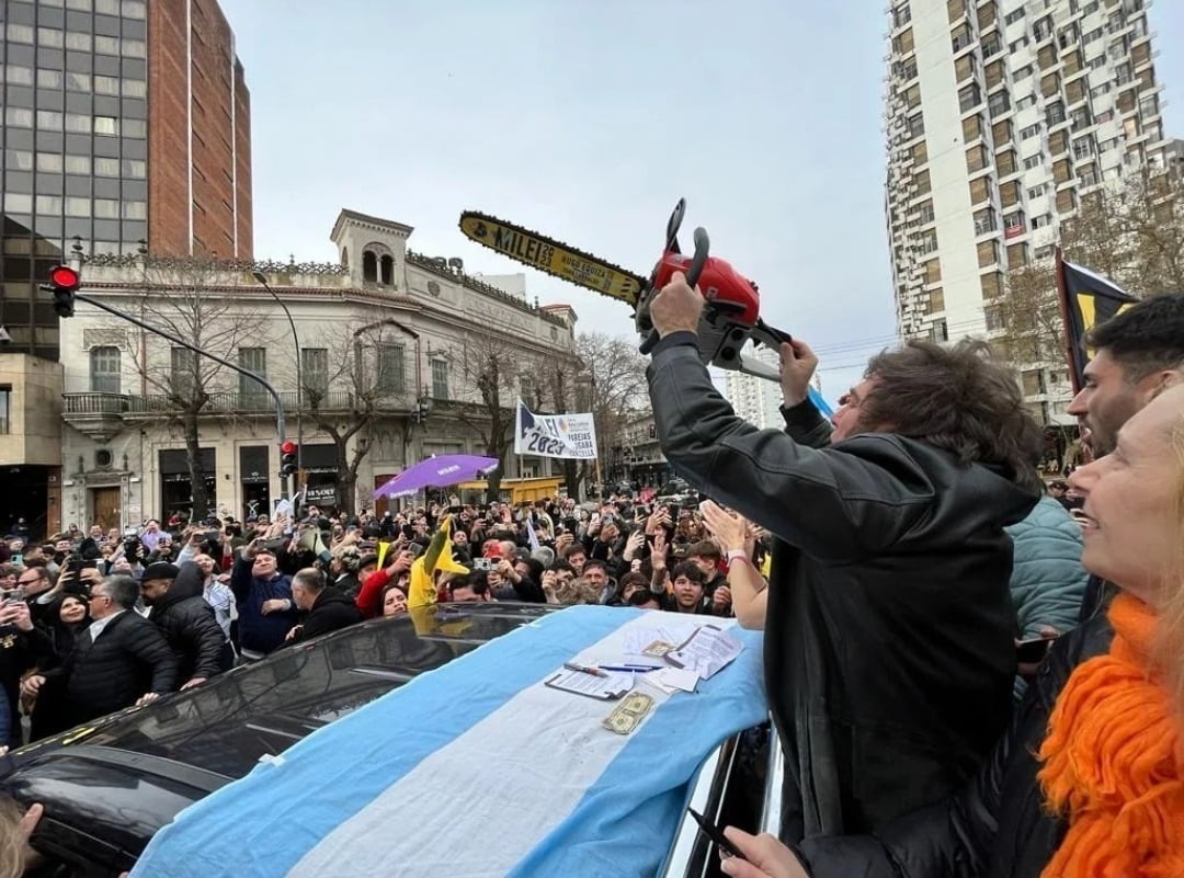 가죽 재킷 차림에 전동 톱을 들고 유세하는 하비에르 밀레이 아르헨티나 대선후보. 사진=하비에르 밀레이 인스타그램