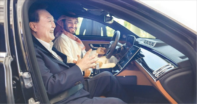 윤석열 대통령이 24일 사우디 영빈관을 방문한 무함마드 빈 살만 사우디 왕세자와 함께 차량에 탑승해 있다./연합뉴스
