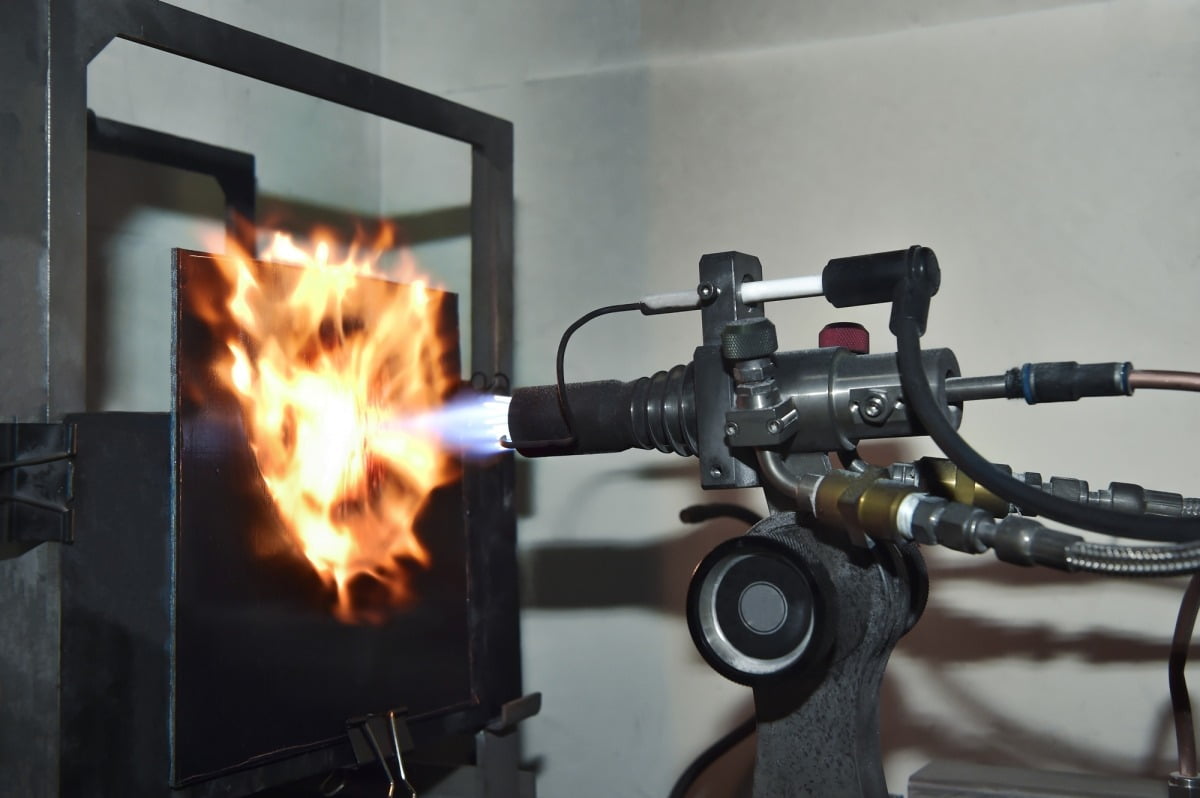 1500℃ 이상의 열과 압력을 가해도 20분 이상 견디는 '특수 난연 CFT'의 테스트 모습. 사진=LG화학 제공