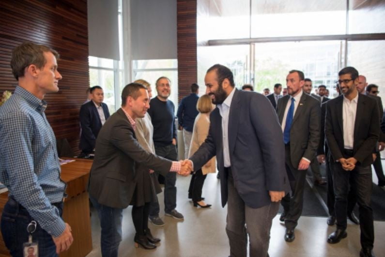 정장 차림으로 2018년 4월 미국 실리콘밸리의 구글 본사를 방문한 무함마드 빈 살만 왕세자가 순다르 피차이 알파벳 최고경영자(CEO) 등을 만나고 있다. 사진=로이터·연합뉴스