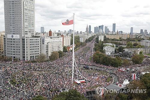 총선 앞둔 폴란드서 대규모 반정부 시위…야권 "100만명 집결"