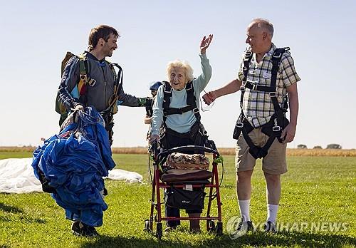 美 104세 할머니 4천m서 스카이다이브…세계 최고령 기록 등재중