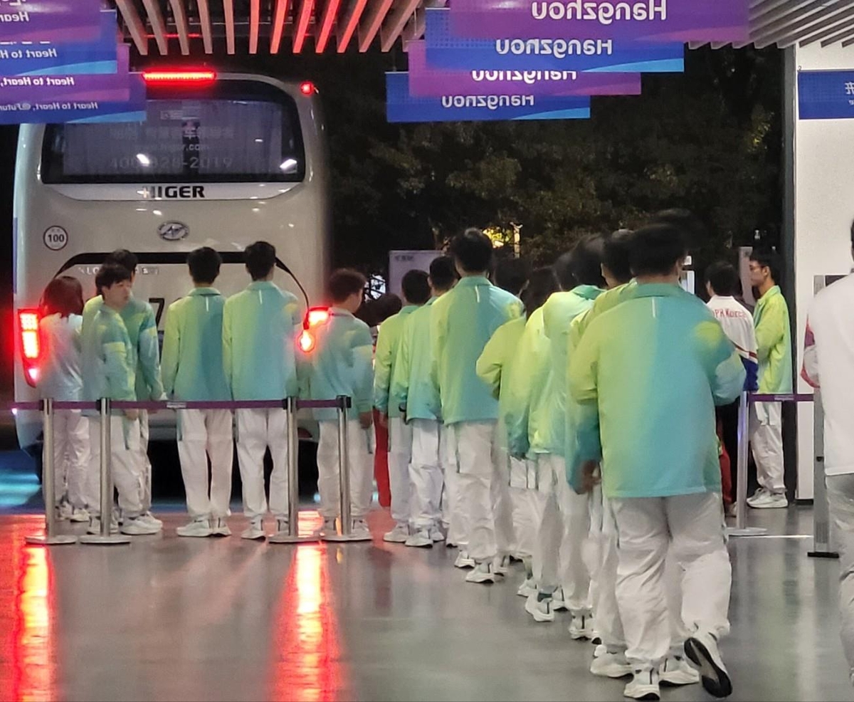 [아시안게임] 일본전 대패에 웃지 못한 북한 여자축구, 취재진에도 묵묵부답