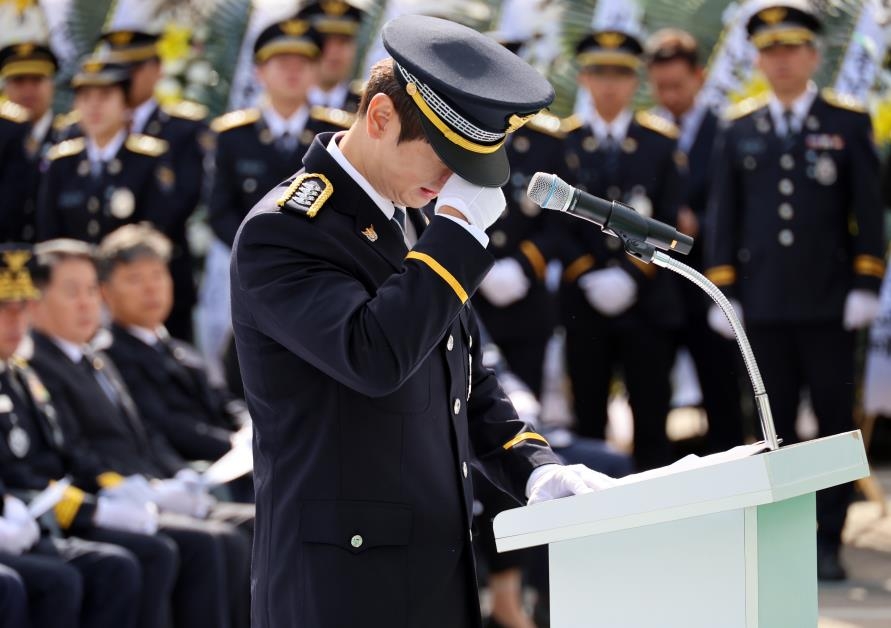 화재 조사하다 숨진 경찰관 영결식…"태어날 아기 못보고" 비통