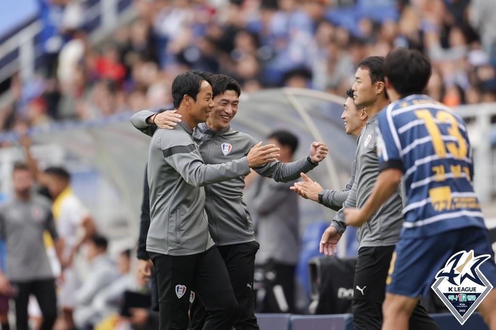 한교원·구스타보 골!골!…전북, 서울 꺾고 파이널A 극적 확정(종합)