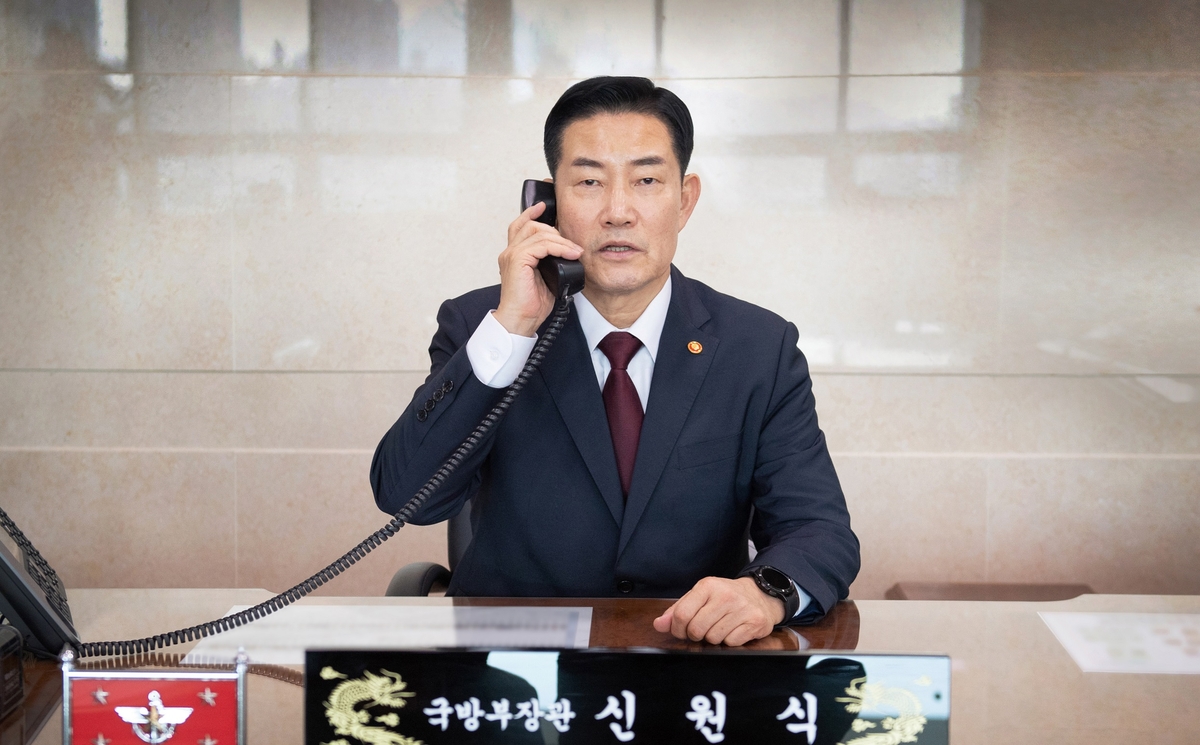 신원식, '중동 파병' 동명·아크부대와 통화…"안전이 최우선"