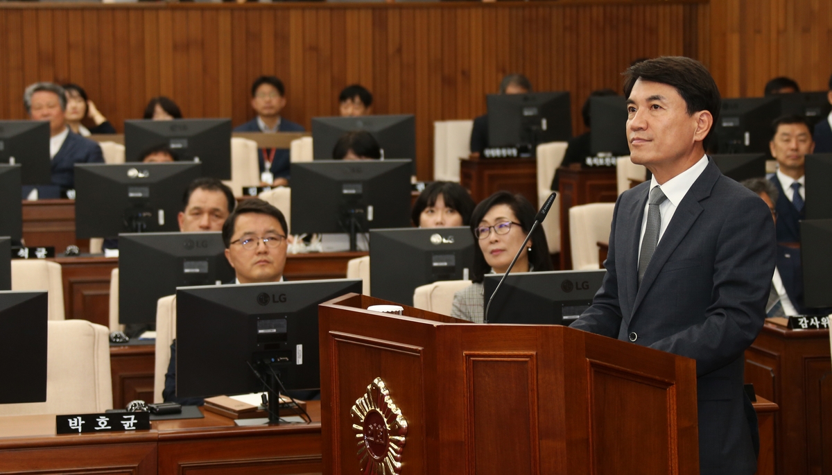 김진태 지사, 민주도의원 "정치행보만" 비판에 "수용 못해" 반박