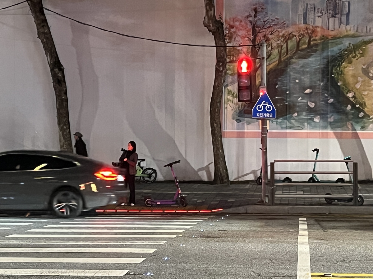 [인턴액티브] 아무데나 막 세워두는 공유킥보드…시민 불편 한계 도달