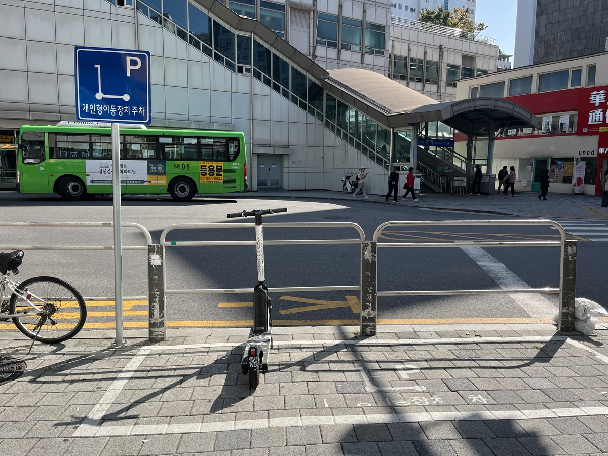 [인턴액티브] 아무데나 막 세워두는 공유킥보드…시민 불편 한계 도달