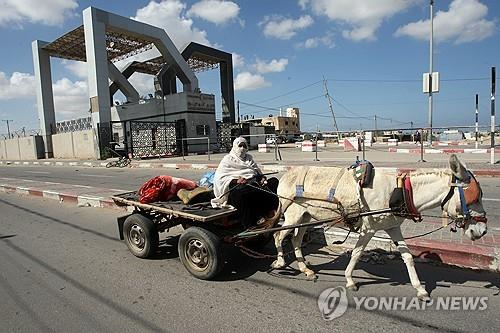 '가자지구 생명줄' 라파 통행로 드디어 열렸다…"구호품 첫 반입"