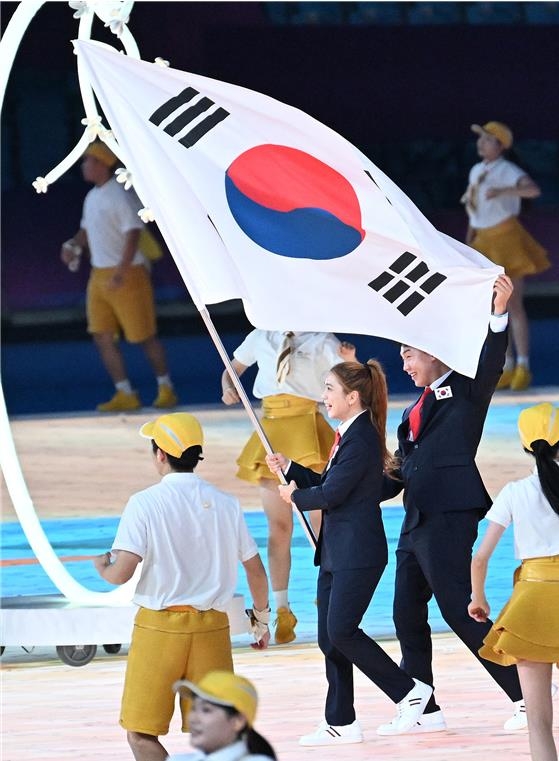 태극기 맞잡고 선두에…서로의 손과 눈이 된 김희진과 주정훈