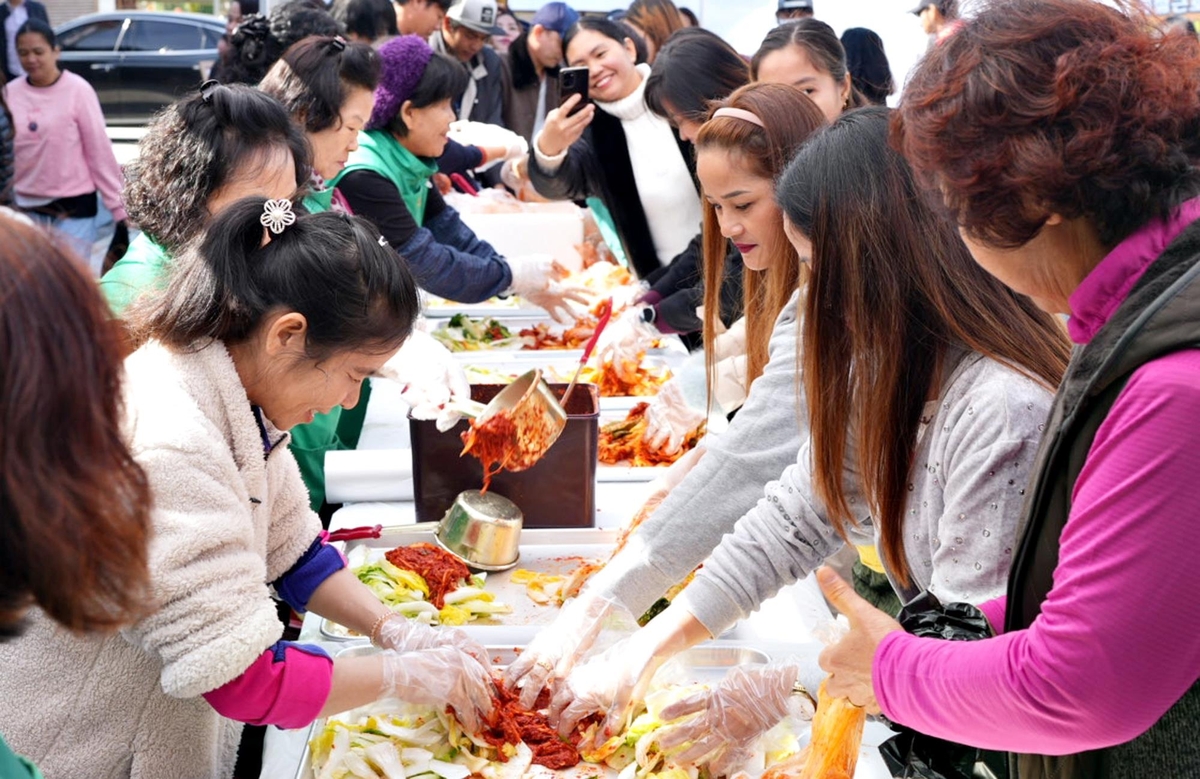 삼척 외국인 계절근로자, 김치담그며 한국문화 체험