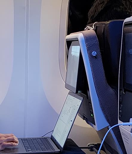 [길따라 멋따라] "비행기 좌석 젖히지 마세요" 태블릿 보기 어려워서?