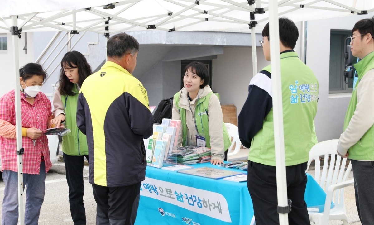 강원대병원·강원대, 춘천 서면서 의료봉사·농촌 일손 돕기