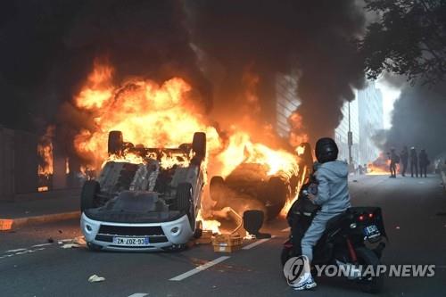 '폭동 몸살' 프랑스 "청소년 벌금 인상·군대식 정신 교육"